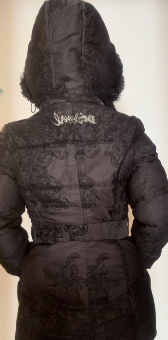 Sobretudo Desigual, impermeavel com capuz.