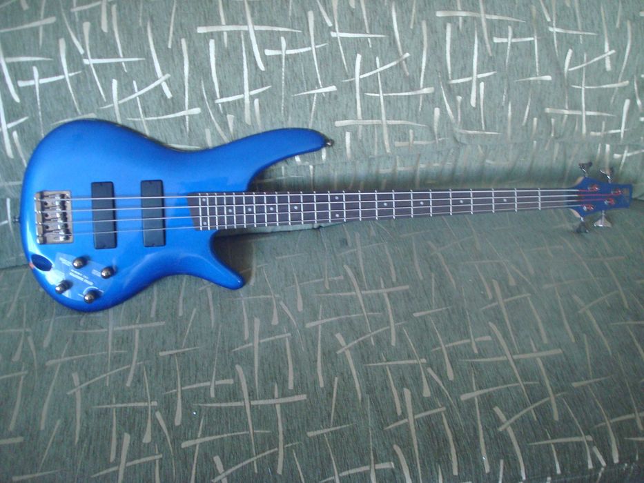 Продам бас гитару Jazz Bass