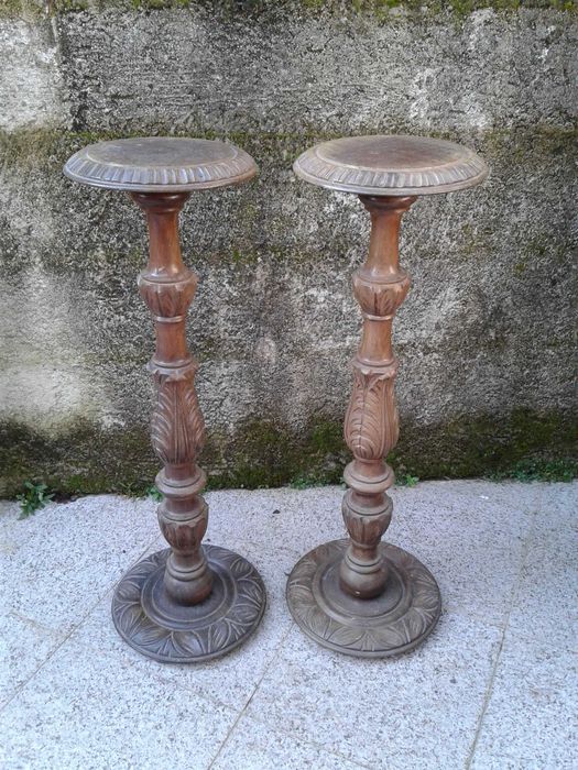 Colunas antigas em madeira