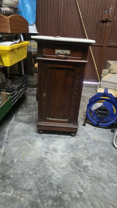 Mesa de cabeceira antiga