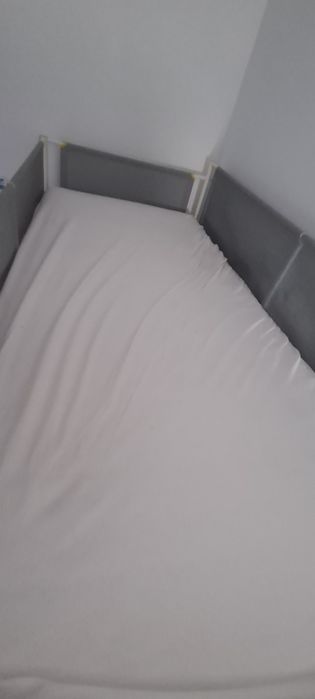 Excelente cama Ikea em altura de 207 x 90 com colchão e escrivaninha
