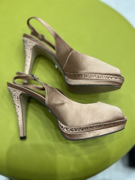 Sapatos de festa, comorados na Haity