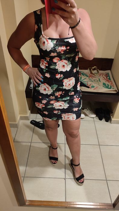 Śliczna obcisła sukienka mini w kwiaty M