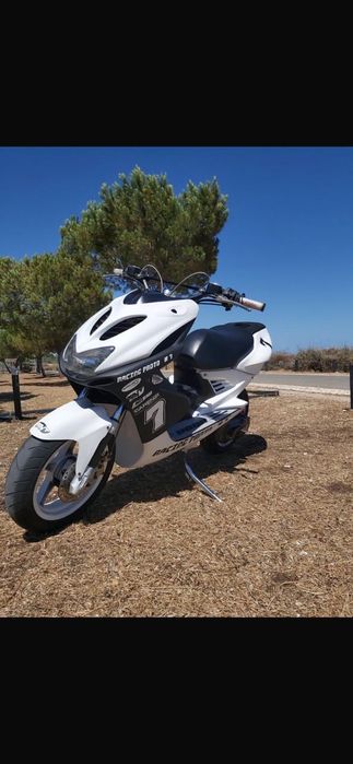 Yamaha aerox 70cc com bastante material