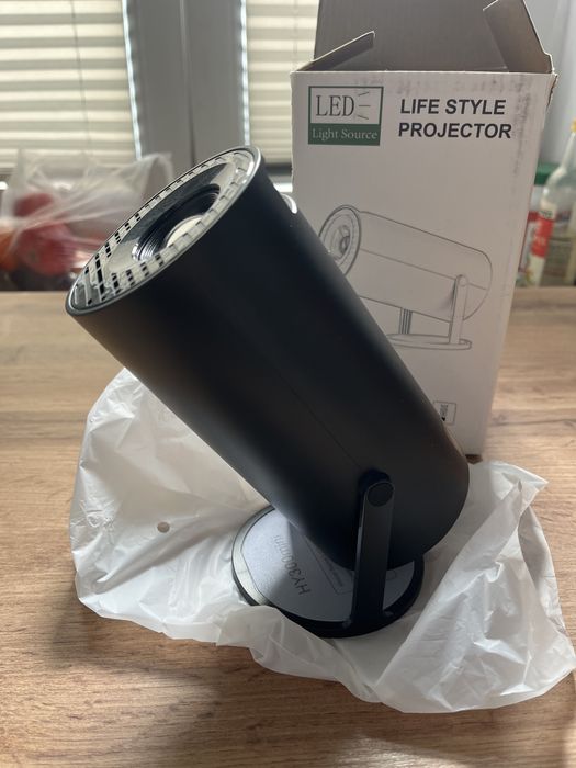 Sprzedaję projektor HY300 mini