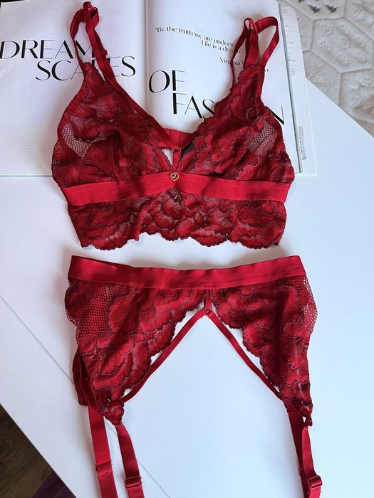 Бюстгальтер, пояс для чулок lovehoney s victoria secret