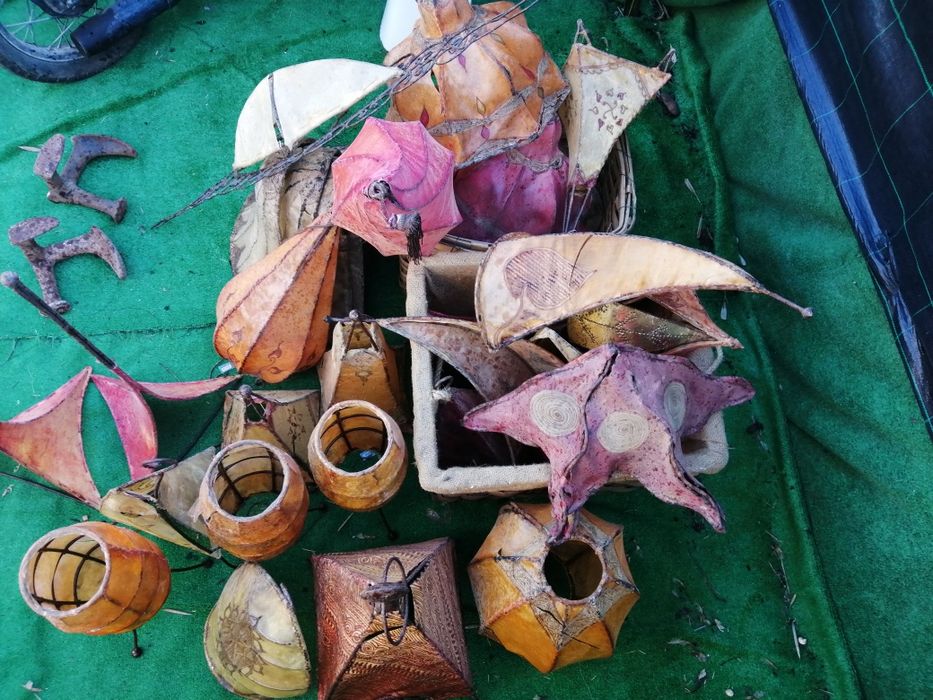 Peças decorativas de ferro e couro