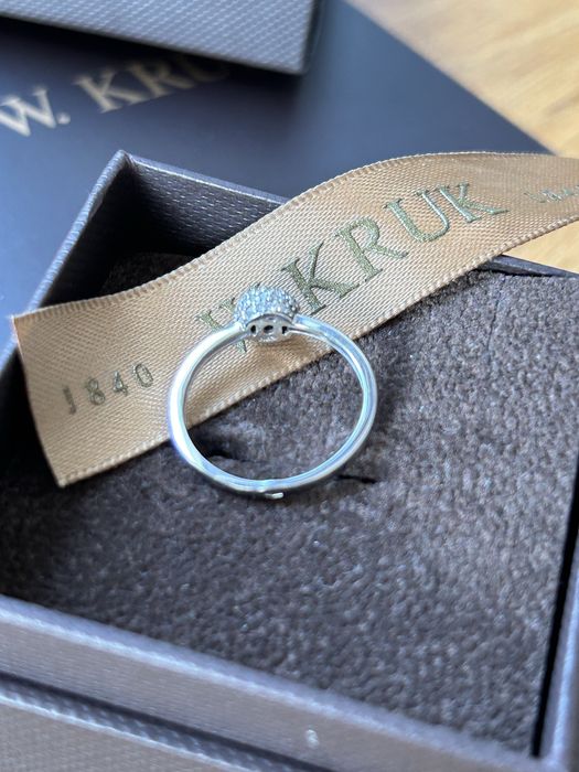 Złoty pierścionek W. Kruk Shine z diamentami