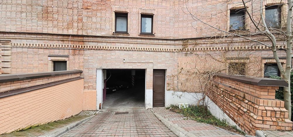 Продаю паркомісце Коновальця