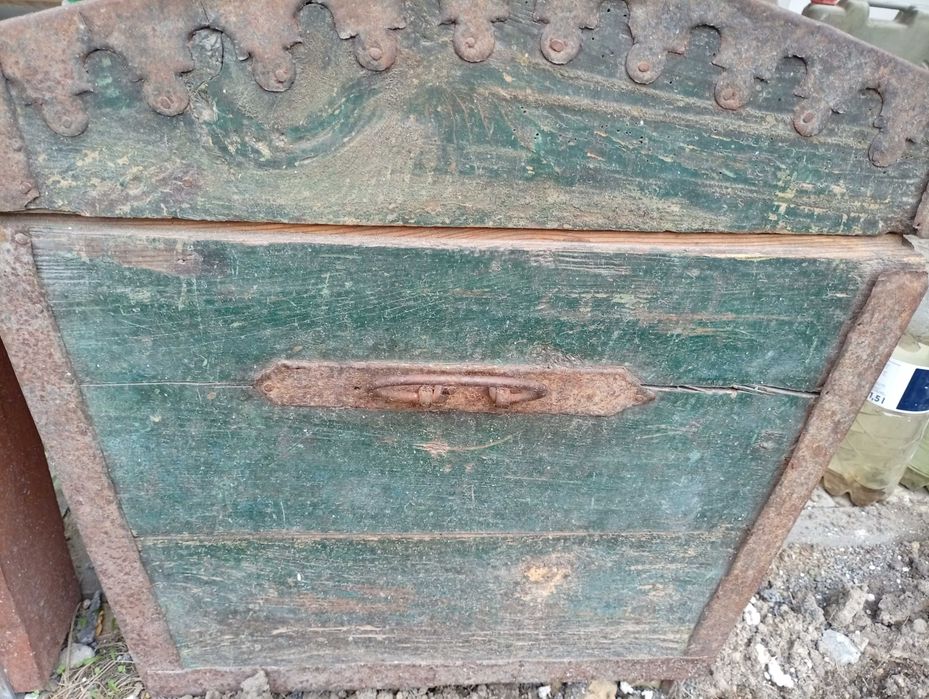 Duży kufer drewniany