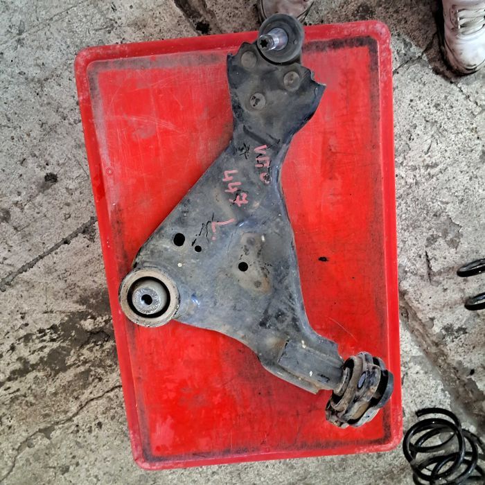 Wahacz przedni lewy Mercedes VITO W447