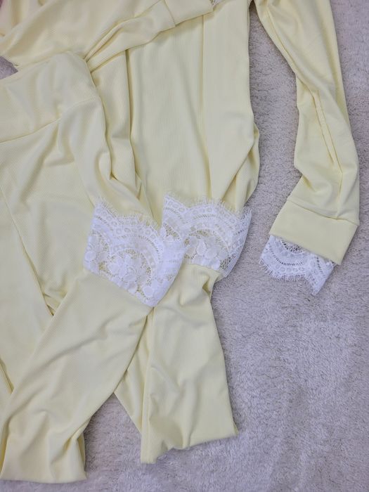 Pastelowy żółty prążkowany komplet z koronką cozy