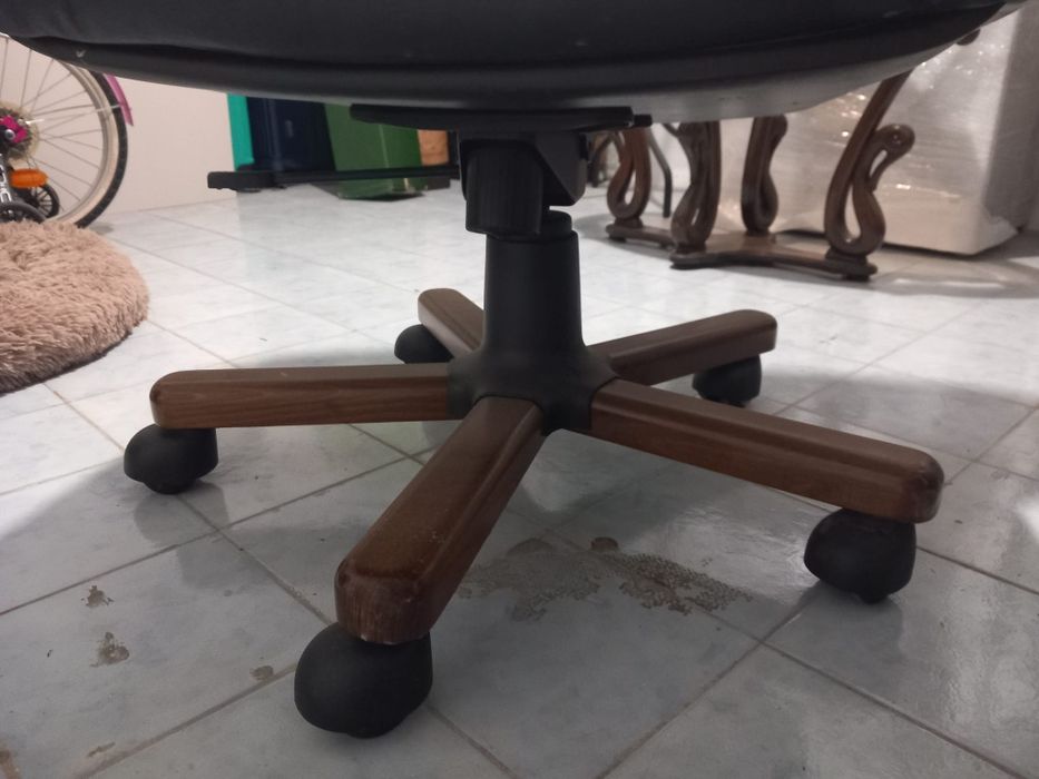 Cadeirão de pele sintética