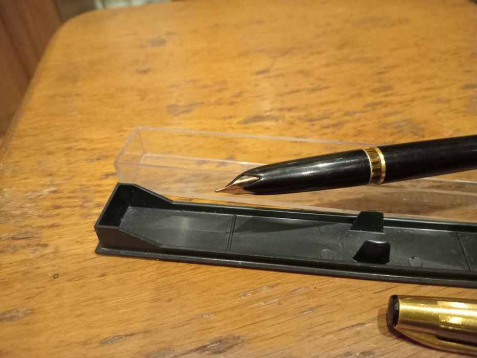 Ручка перьевая с золотым пером