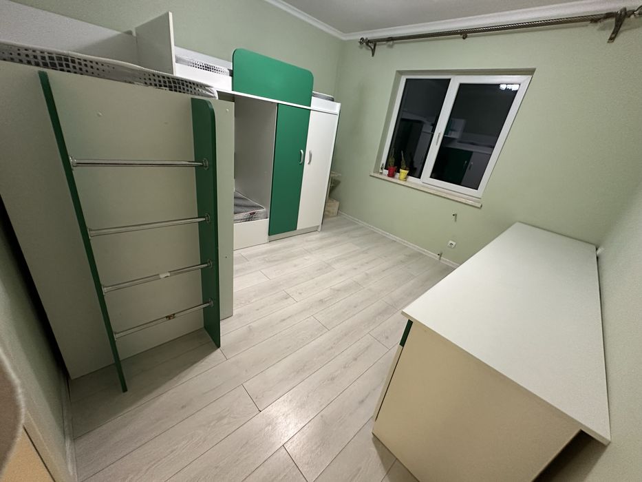 3-рьох ярусне дитяче ліжко з вмонтованими шкафами у комплекті з столом