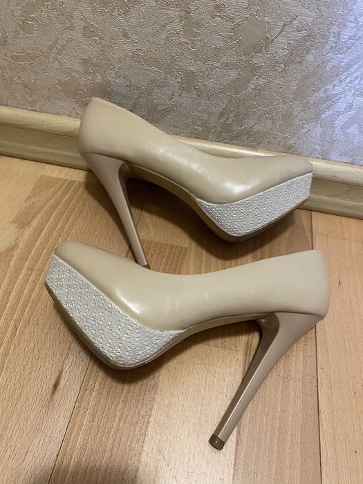 Туфлі жіночі на каблуку