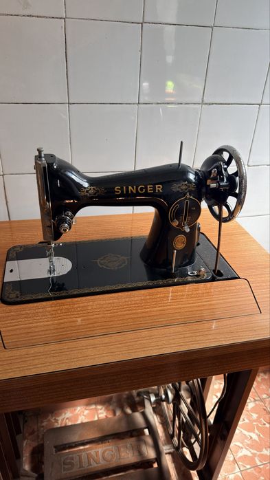 Máquina de Costura Vintage SINGER com Móvel e Pé de Ferro Fundido – Excelente Estado