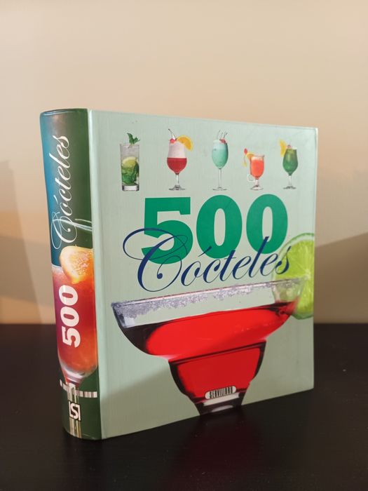 Livro de receitas e acessórios de coctelaria