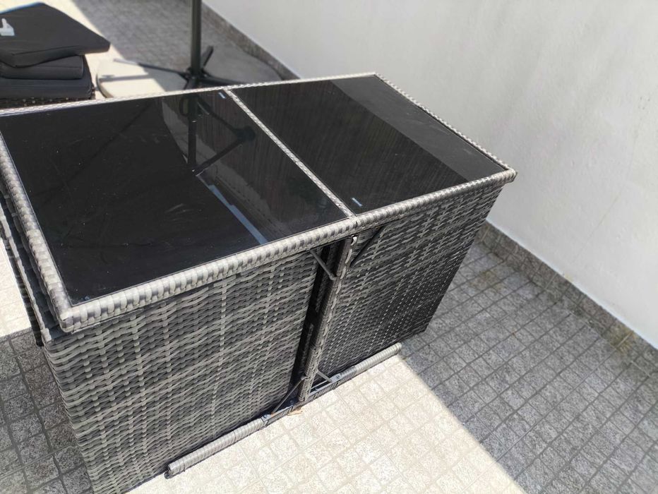 Mesa e cadeiras de jardim