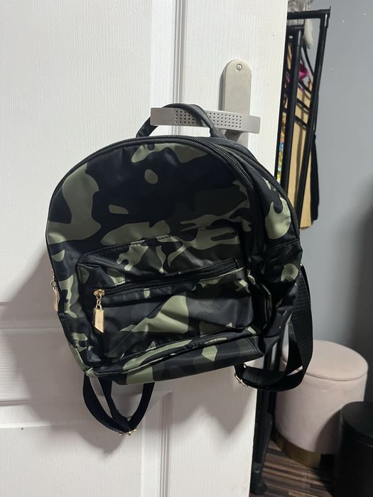 średniej wielkości plecak