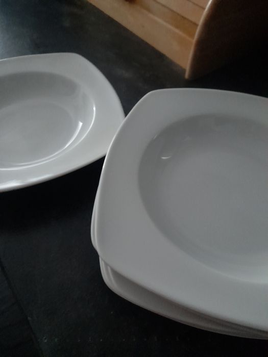 Pratos de sopa brancos436854760523048960