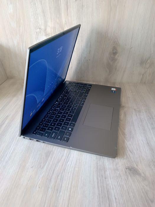 Ноутбук Dell Vostro i7 1260P 16 по 4.7Ghz 16GB SSD 512GB Iris XE 16" WUXGA