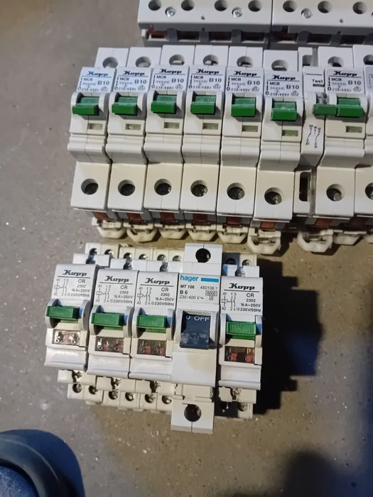 Rozdzielnica odgromniki różnicówka wyłącznik  kontrola faz transformat