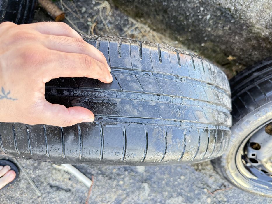 Pneus 185/60r15 com 95% piso como novos