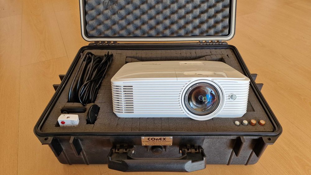 ALUGUER DE PROJETOR OPTOMA E TELA GIGANTE