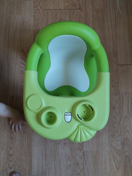 Продам пластикове крісло на присосках