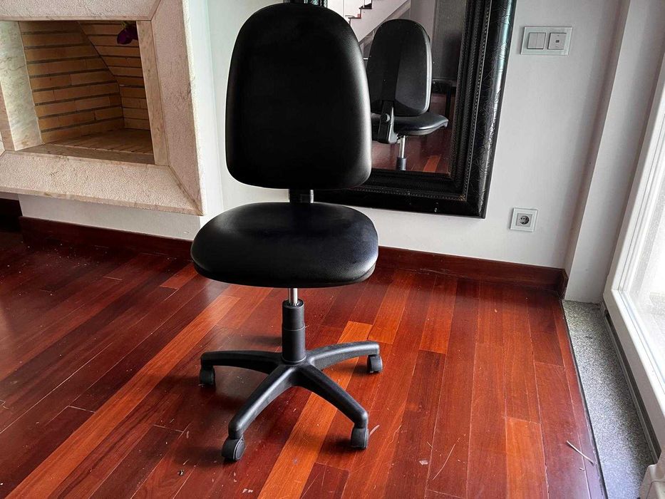 Cadeira de escritorio preta, giratoria, sem bracos (temos 5 unidades)