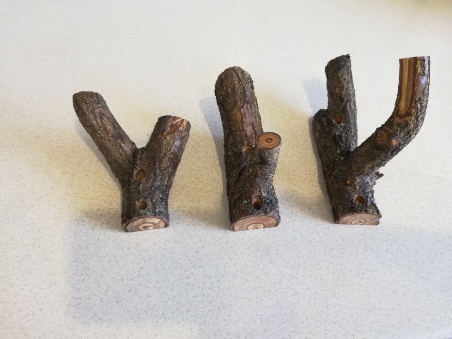 Деревянная вешалка на два крючка