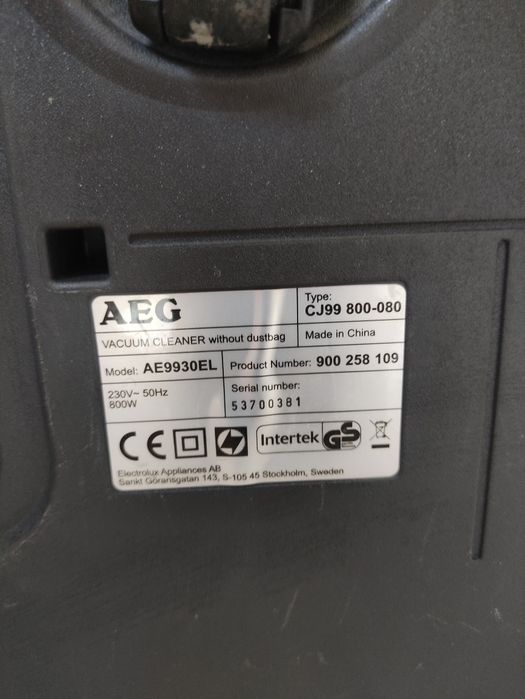 Aspirador AEG sem saco

Defeito: partida "dobradiça" do depósito, mas