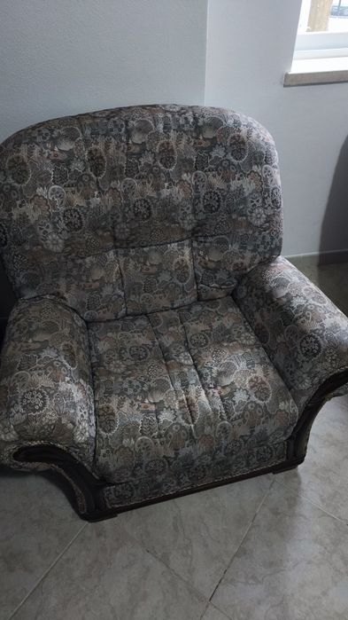 Conjunto de Sofás Clássicos (Sofá-Cama 3 Lugares + 2 Cadeirões) – Excelente Estado