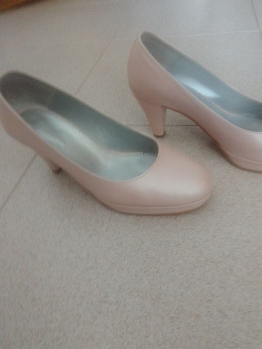 Sapatos usados em bom estado.De cor (rosa velho) NR 37.