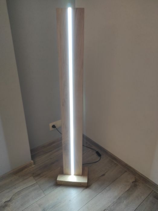 Lampa drewniana podłogowa