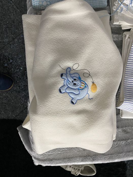 Lençóis de bébé branco e azul