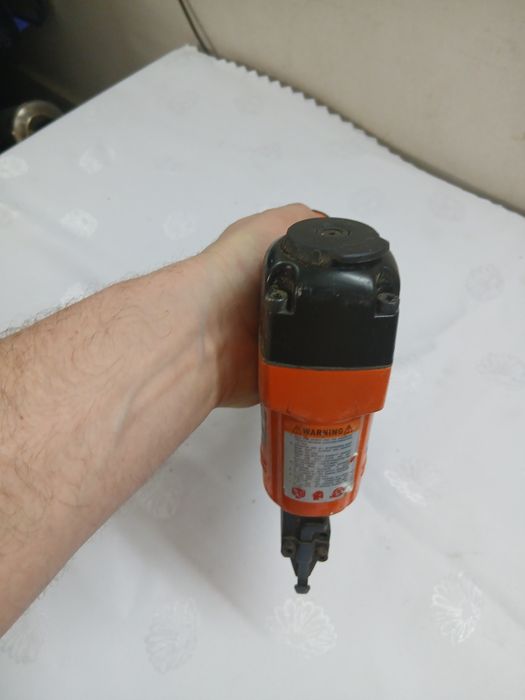 Pistolet pneunatyczny na gwozdzie zszywki