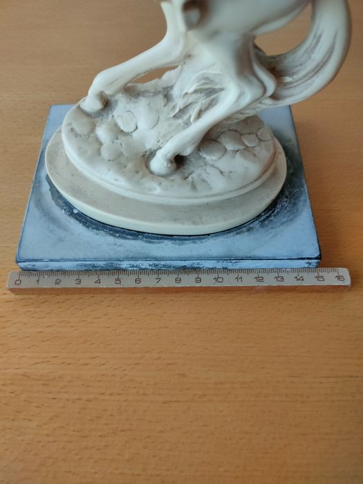 Estatueta de dama antiga a cavalo.