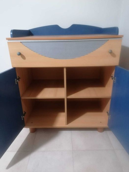 Cómoda fraldário com prateleira e cabide