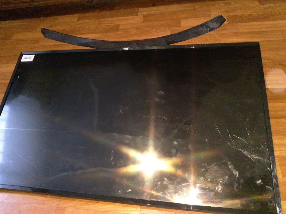 Телевизор LG 43 разбит