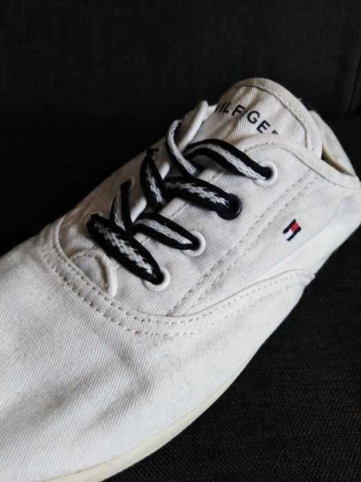 TOMMY HILFIGER. Trampki damskie