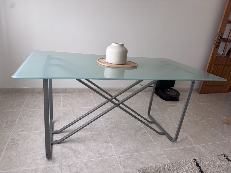 Mesa com tampo de vidro | Ikea ( modelo descontinuado)