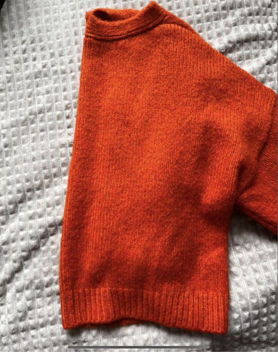 Pomarańczowy sweter MOHITO duże srebrne lustrzane guziki