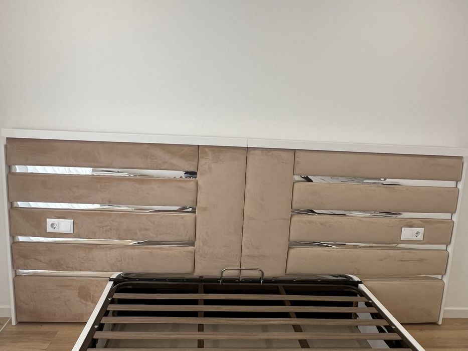 Cama estufada camel, com LED e estrado elevatório