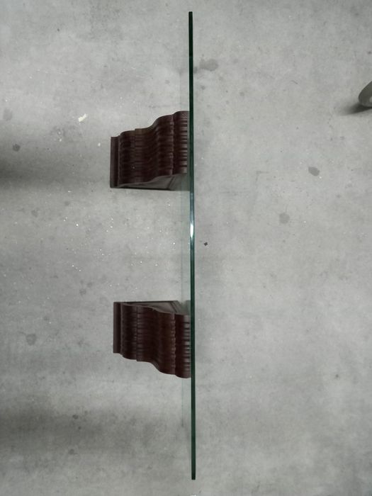 Consola em vidro com cachorros de madeira de castanho