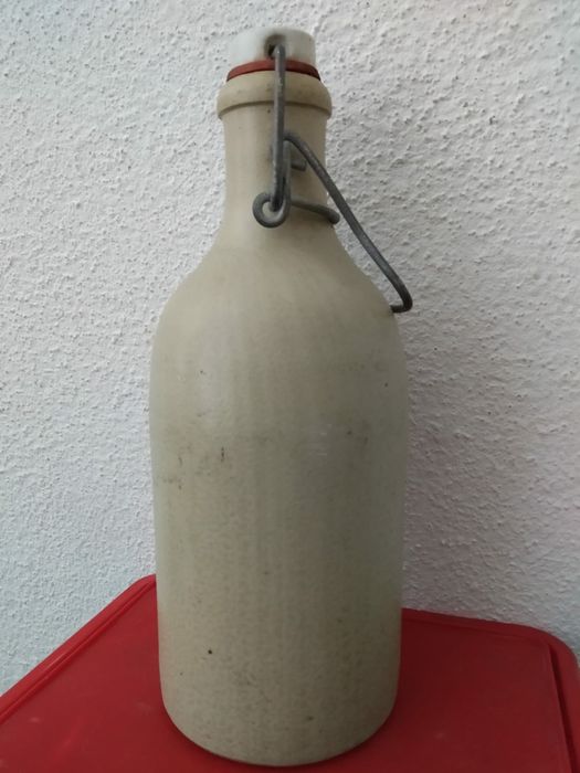 Garrafa vintage de cerâmica