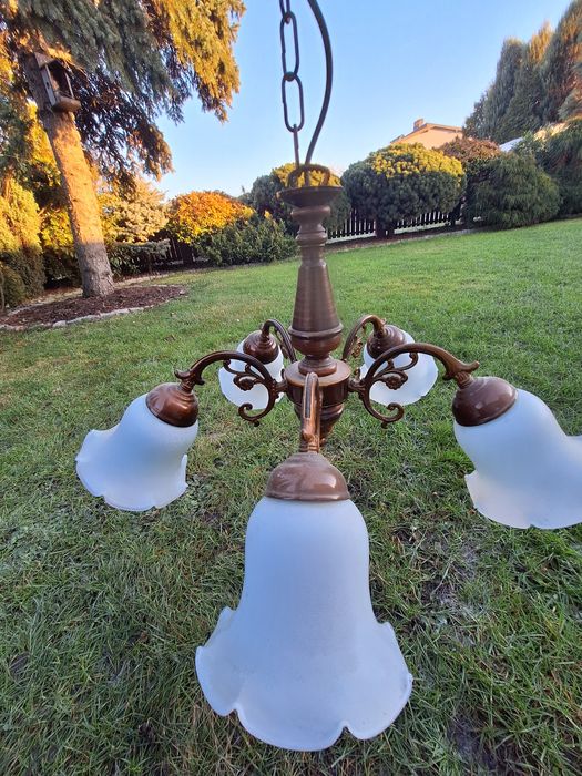 Żyrandol z epoki PRL klosze mleczne