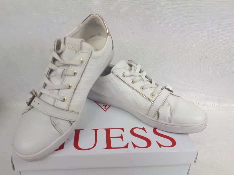 Sneakersy Guess biale monogram zlote klamry 41