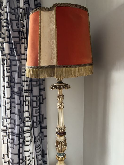 Candeeiro de pé alto